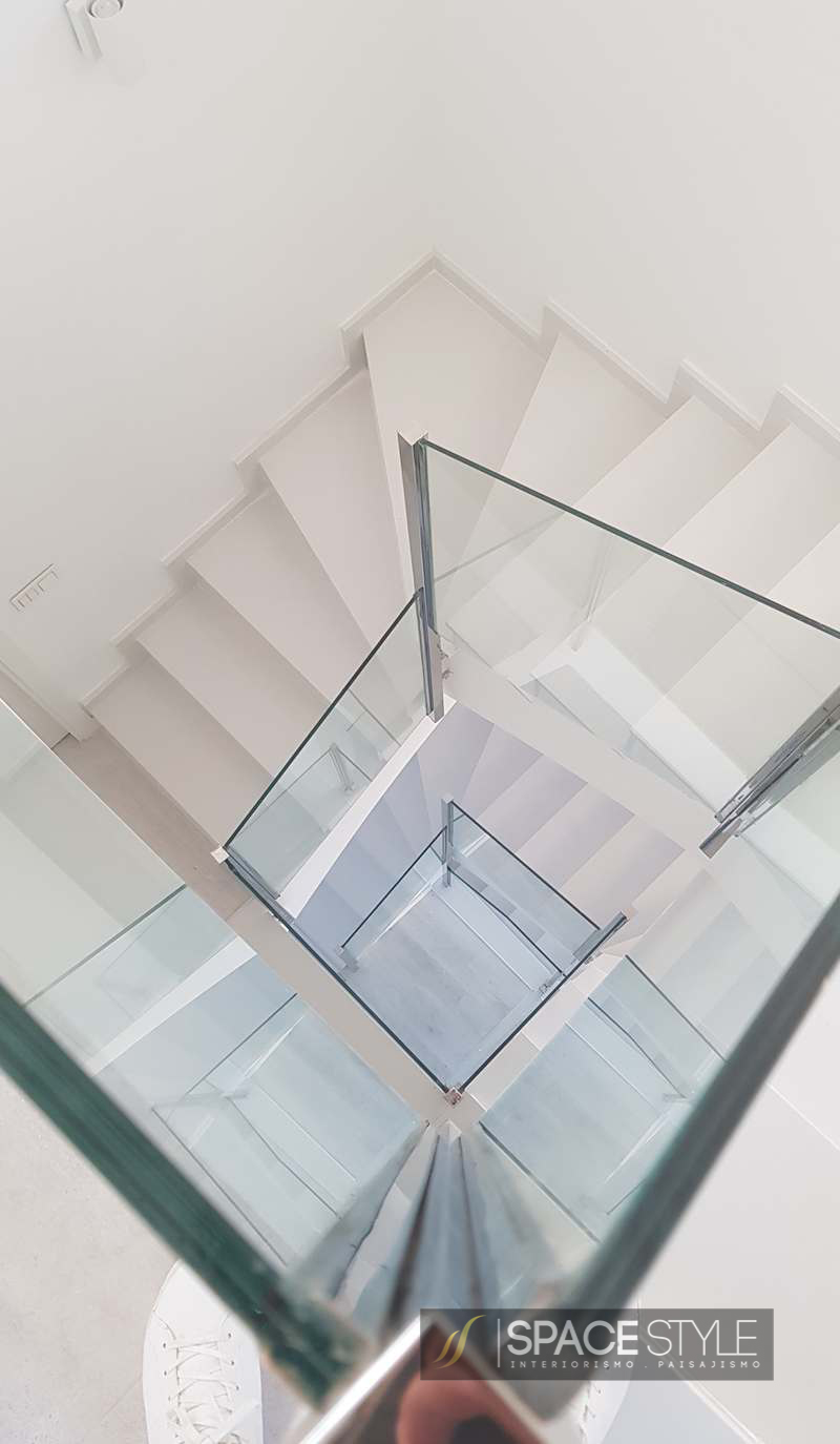 Foto artística escalera de cristal y acero